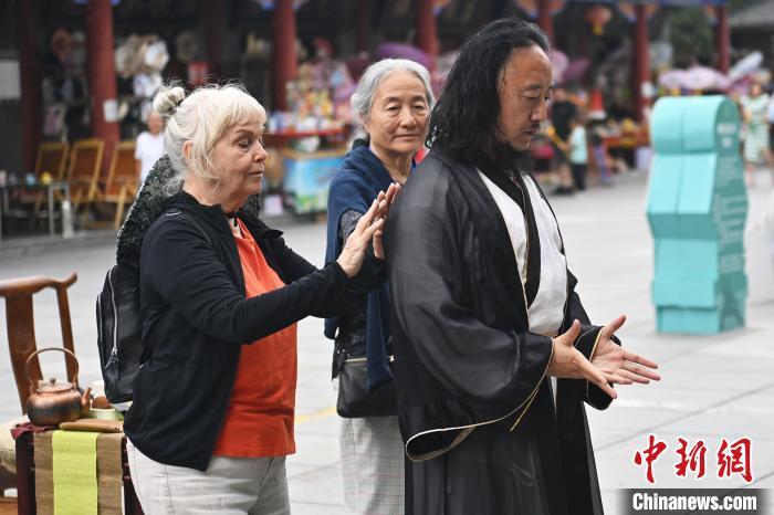 7月14日，甘肅省平涼市崆峒山景區(qū)內，外籍武術愛好者感受青城武術。7月13日至14日，“2024年北京體育大學第十五屆國際武術比賽交流大會暨首屆崆峒山國際武術大會”舉行，大會也在崆峒山景區(qū)進行問道崆峒、武術高級研修班、崆峒拜師等系列活動。中新社記者 李亞龍 攝</p>
<p>