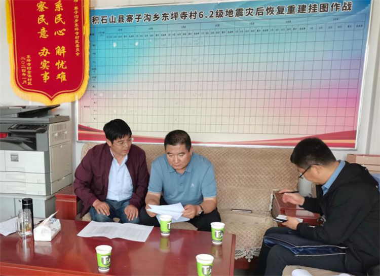 州縣紀委監(jiān)委機關聯合督查組對下沉干部 、駐村干部 、包村組長、村干部 “四級”干部履職到崗情況，以及工作日志和民情臺賬、訴求臺賬進行日常監(jiān)督檢查，壓實工作責任。.jpg