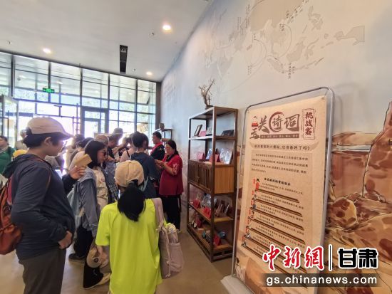 近日，玉門關(guān)遺址景區(qū)開啟了一場精彩紛呈的玉關(guān)詩詞挑戰(zhàn)賽，吸引眾多游人參與其中。玉門關(guān)遺址景區(qū)供圖