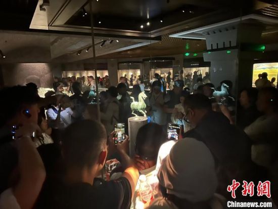 8月17日至23日，“濃濃民族情 兩岸一家親”臺灣同胞參訪團甘肅行交流活動在甘肅展開。圖為臺胞參觀甘肅省博物館。中新社記者 閆姣 攝