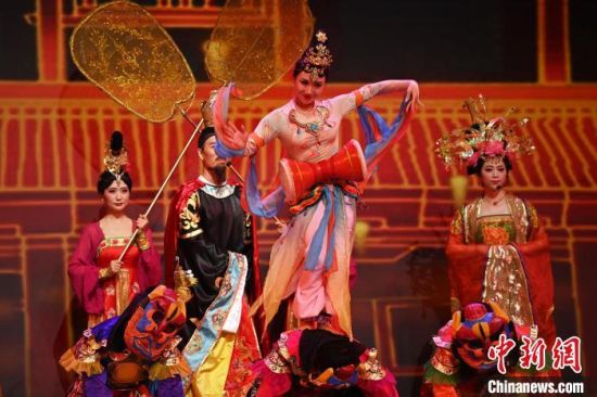 2023年第六屆敦煌文博會(huì)期間，系列演藝上演。(資料圖)李亞龍 攝