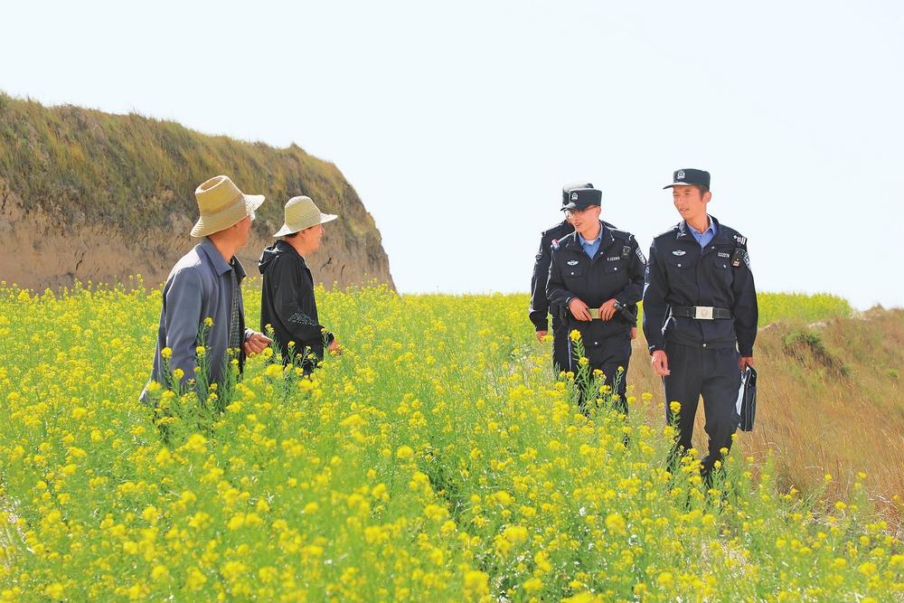 民警田間地頭走訪群眾