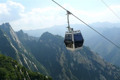 華山西峰索道臨時停運(yùn)百余人滯留