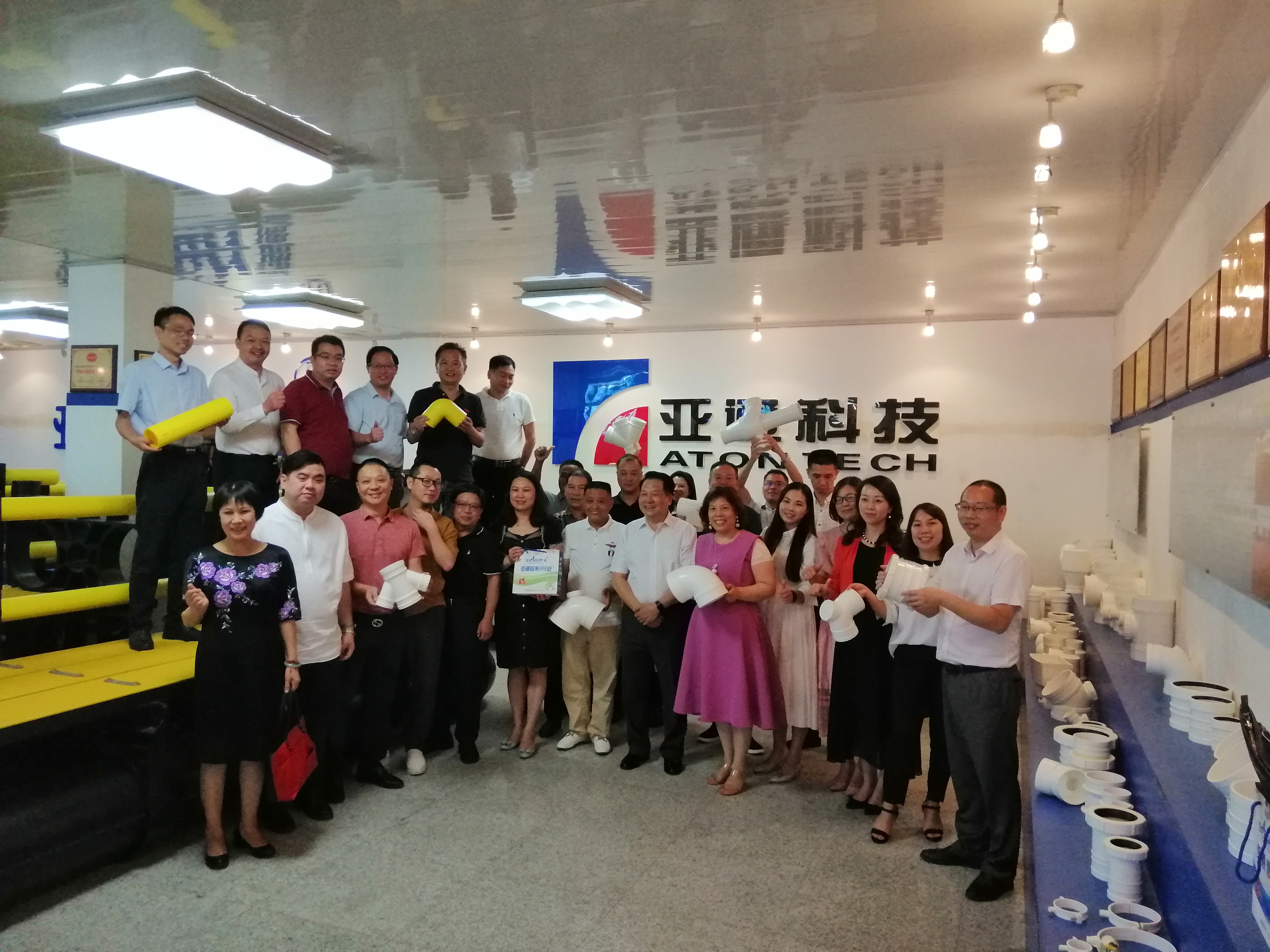 亞通資訊 | 建筑建材專(zhuān)委會(huì)成立  會(huì)員企業(yè)與民營(yíng)商會(huì)領(lǐng)導(dǎo)蒞臨亞通參觀指導(dǎo)